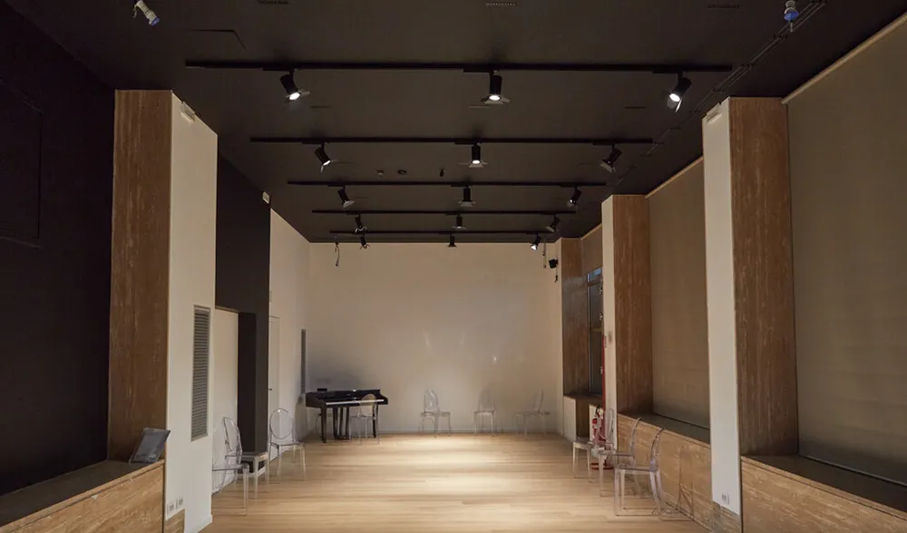 Teatro Menotti corridoio pianoforte